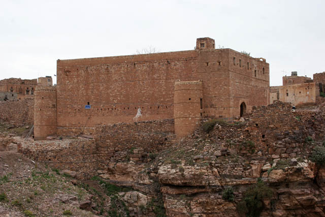 View to the mountain village (fortress) Kawkaban built on the top of Jebel Kawkaban mounatin (2800 meters). Yemen.