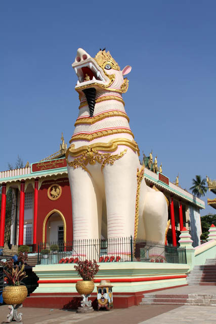 Shwemawdaw Paya, Bago town. Myanmar (Burma).